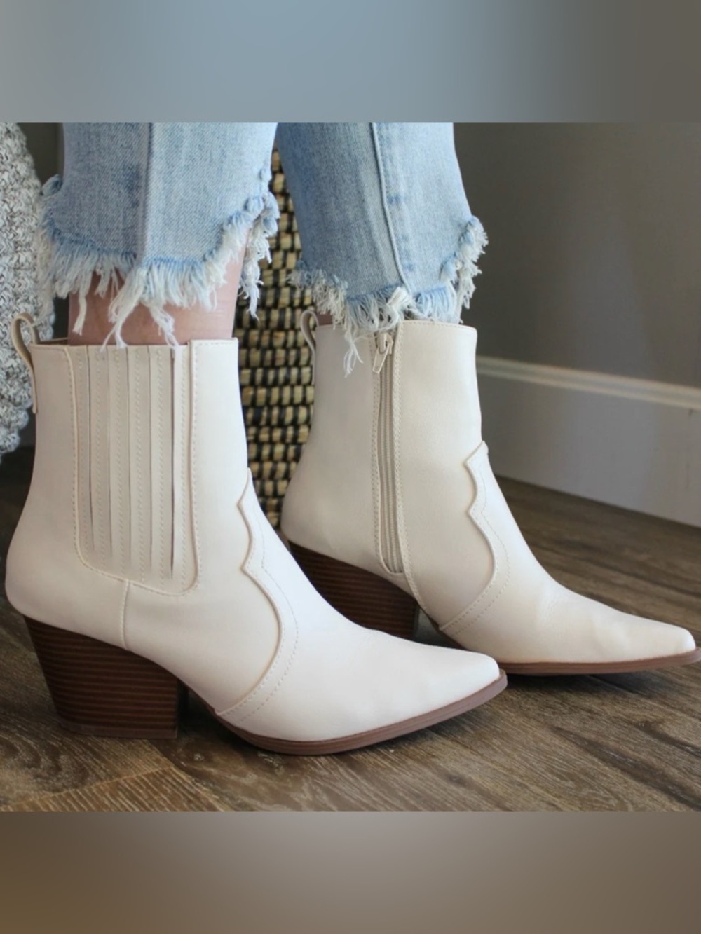 Women’s White Pointed Toe Block Heel Ankle Booties  Sleek Western Style Size 7